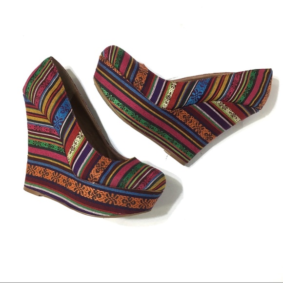 STEVE MADDEN PAMMYY WOVEN TAPESTRY COLORFUL PATTERN RAINBOW BOHO PUMP WEDGES - Picture 1 of 8